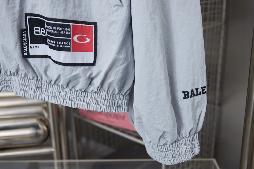 Balenciaga 𝘽𝘼𝙇𝙀𝙉𝘾𝙄𝘼𝙂𝘼 BLCG 26SS 77 3M Manchester United embroidered sports suit Light luxury A must-have item for men and women's daily commuting Correct version Free to compare Detailed features · Made of T 800 professional jacket polyester fabric · The entire fabric is pre-treated with a waterproof coating · The interior is made of four-way elastic nylon lining · Zipper pockets on both sides Elastic cuff design · Internal zipper hidden pocket design · Imported Tajima high-speed embroidery machine thousands of needle embroidery technology · Elastic elastic waist design at the hem · Customized molded hardware zipper Jacket double puller design · Zippered pockets on the side of trousers · Original main mark washed tag brand packaging Color: Black/Navy Blue/Silver Gray Size: 46/48/50/52